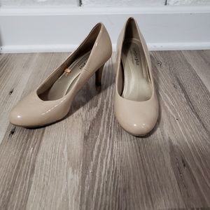 Nude pumps